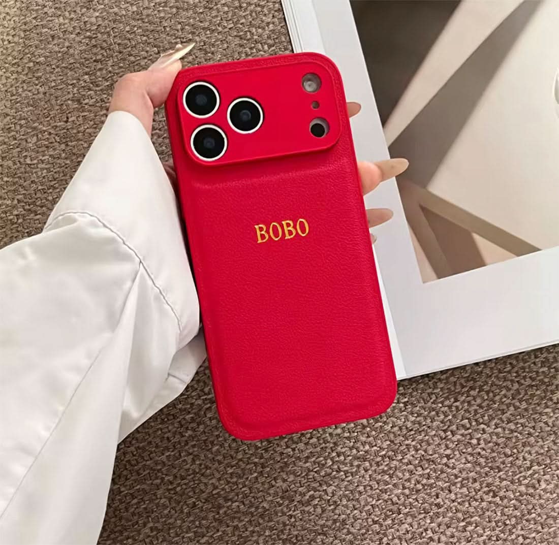 Funda para iPhone Maison Caviar Roma en cuero con diseño elegante y detalles de alta calidad, ajustada al modelo específico.