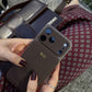 Funda para iPhone Maison Caviar Arthur, protección elegante con diseño de alta calidad y acabado sofisticado en la imagen.