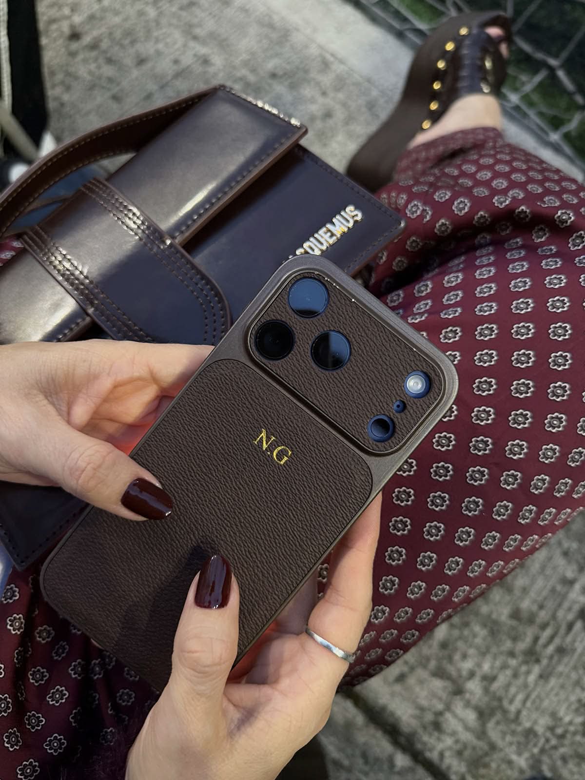 Funda para iPhone Maison Caviar Arthur, protección elegante con diseño de alta calidad y acabado sofisticado en la imagen.