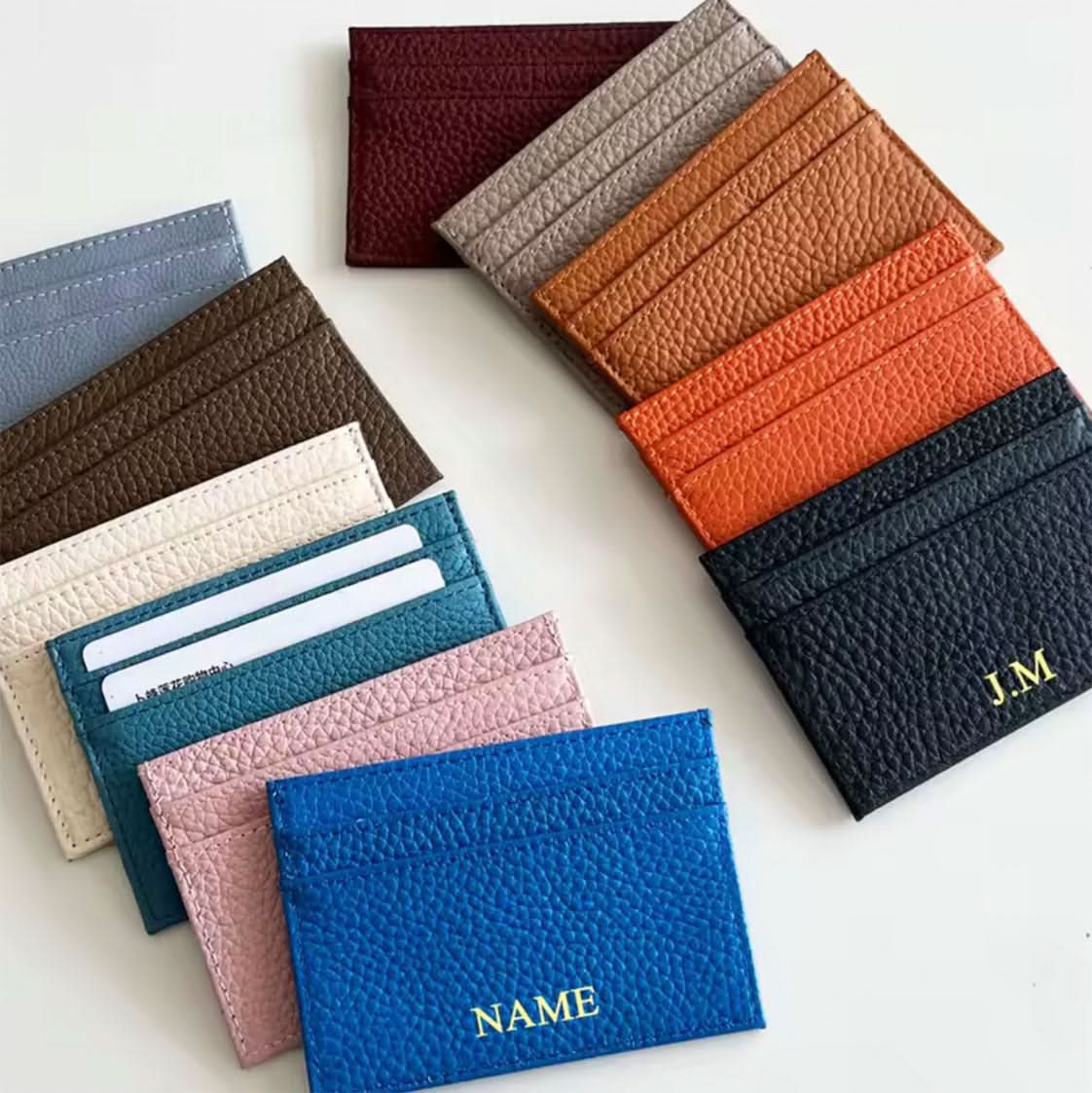 Tarjetero Nina de Maison Caviar, con diseño elegante y compacto, mostrando varias ranuras para tarjetas en cuero decorativo.
