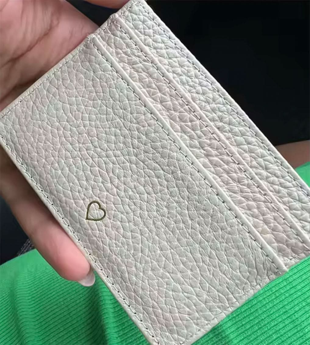Tarjetero Maison Caviar Nina de cuero con múltiples ranuras para tarjetas y diseño elegante.