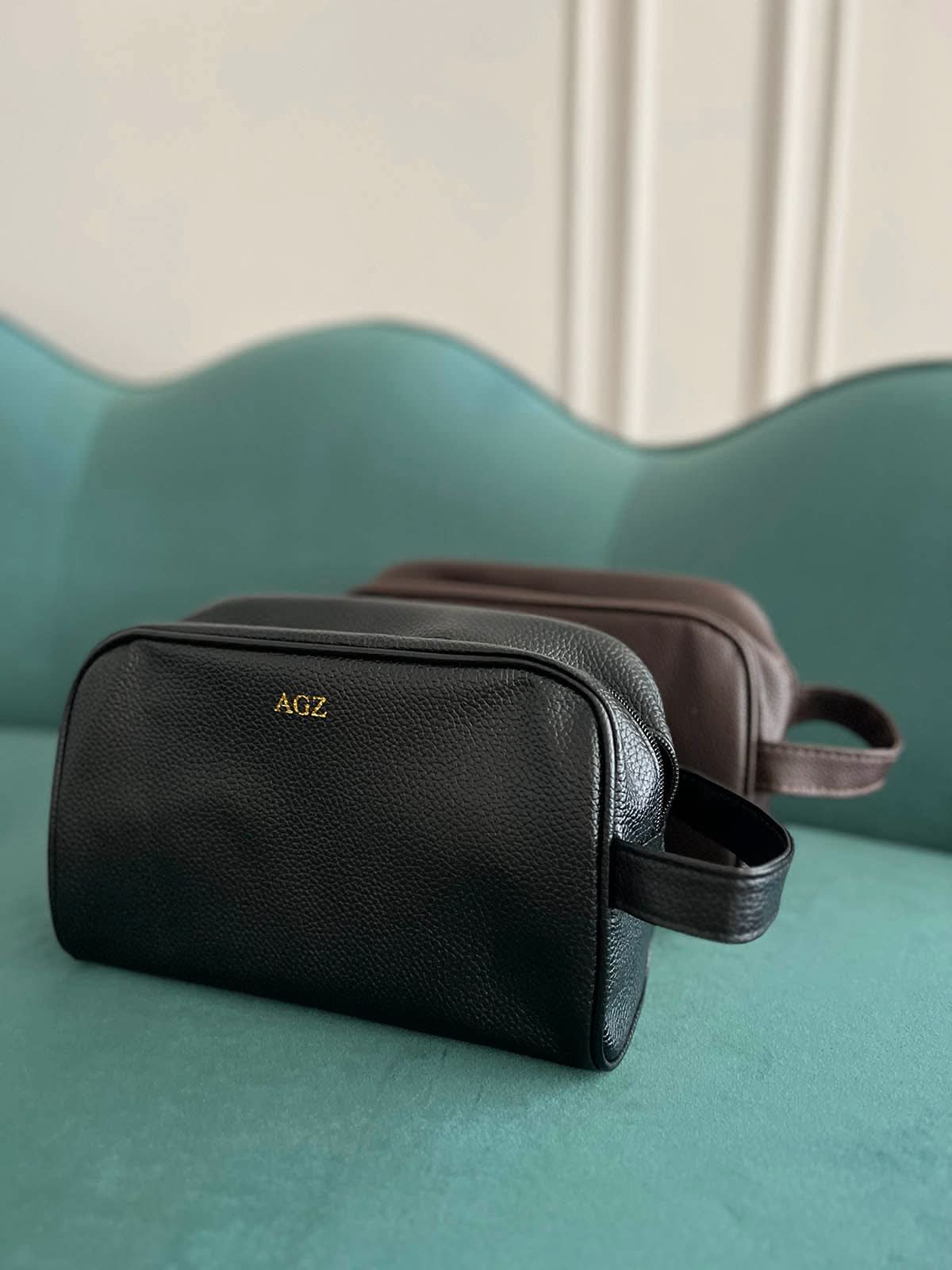 Bolso de viaje Giorgio de la marca Maison Caviar, bolso de mano de cuero con asa y compartimentos internos.