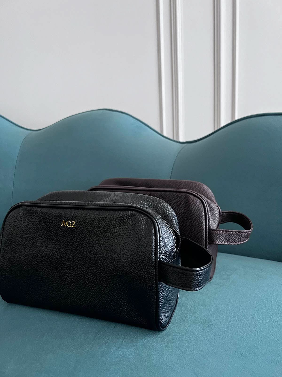Bolso de viaje Giorgio de Maison Caviar, bolso tipo maleta con asas y compartimentos, en color negro, para viajes y uso diario.