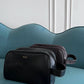 Bolso de viaje Giorgio de Maison Caviar, bolso de mano en cuero negro con asas cortas y detalles elegantes.