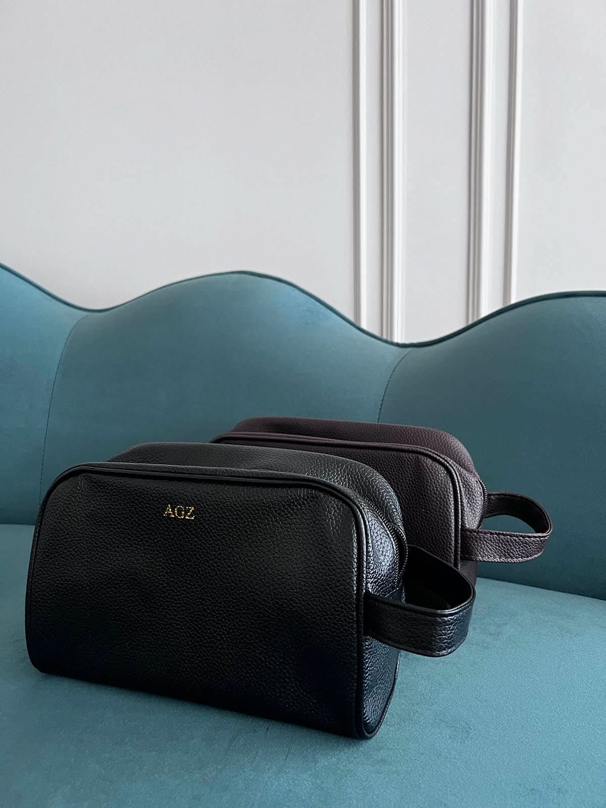 Bolso de viaje Giorgio de Maison Caviar, bolso de mano en cuero negro con asas cortas y detalles elegantes.