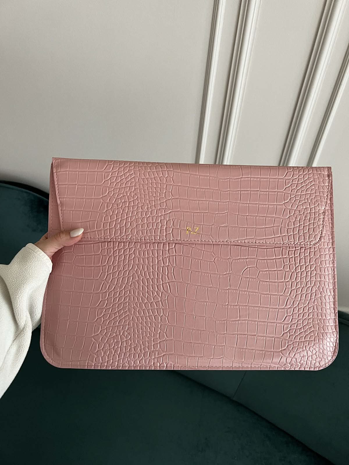 Funda para MacBook Maison Caviar Nobu, protección elegante en color negro, hecha de material resistente y de alta calidad.