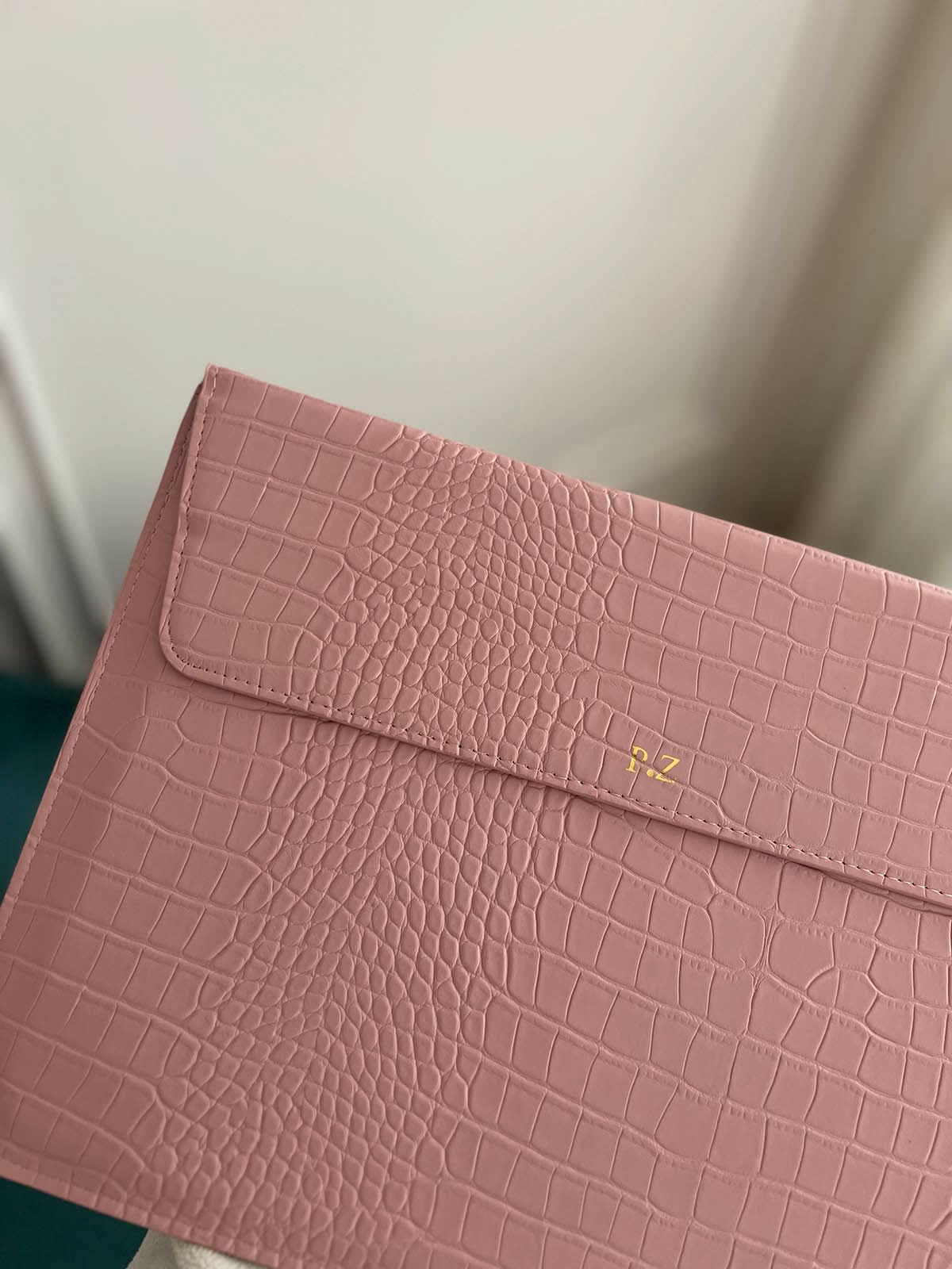 Funda protectora para MacBook de Maison Caviar, modelo Nobu, en color negro con acabado elegante y resistente a golpes.