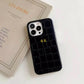 Funda para iPhone Milan de Maison Caviar, protección elegante en cuero con diseño sofisticado, vista frontal del caso.