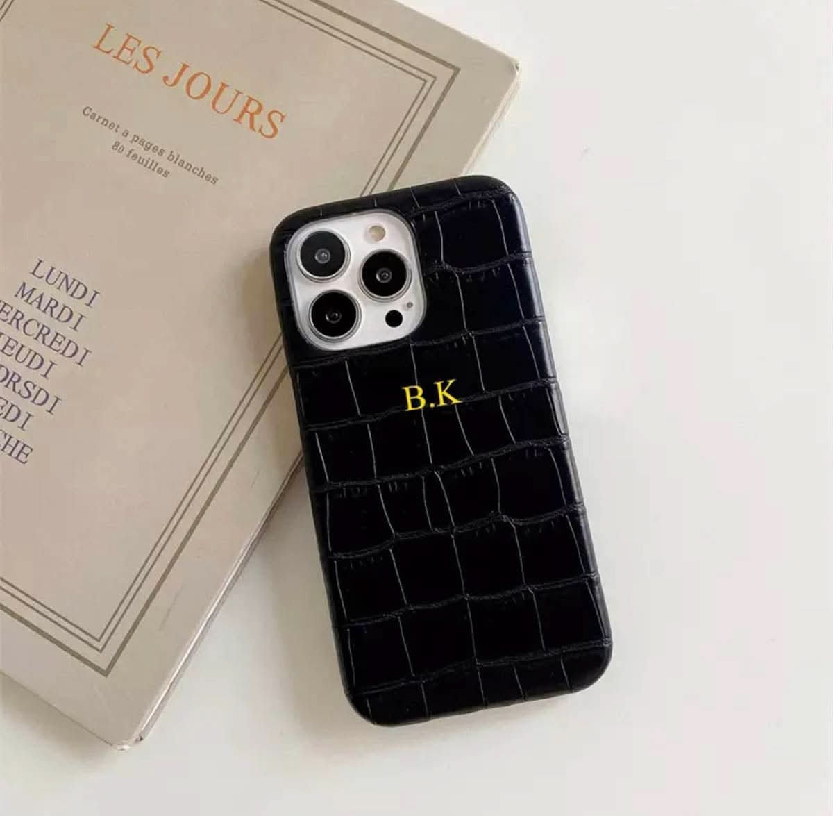 Funda para iPhone Milan de Maison Caviar, protección elegante en cuero con diseño sofisticado, vista frontal del caso.