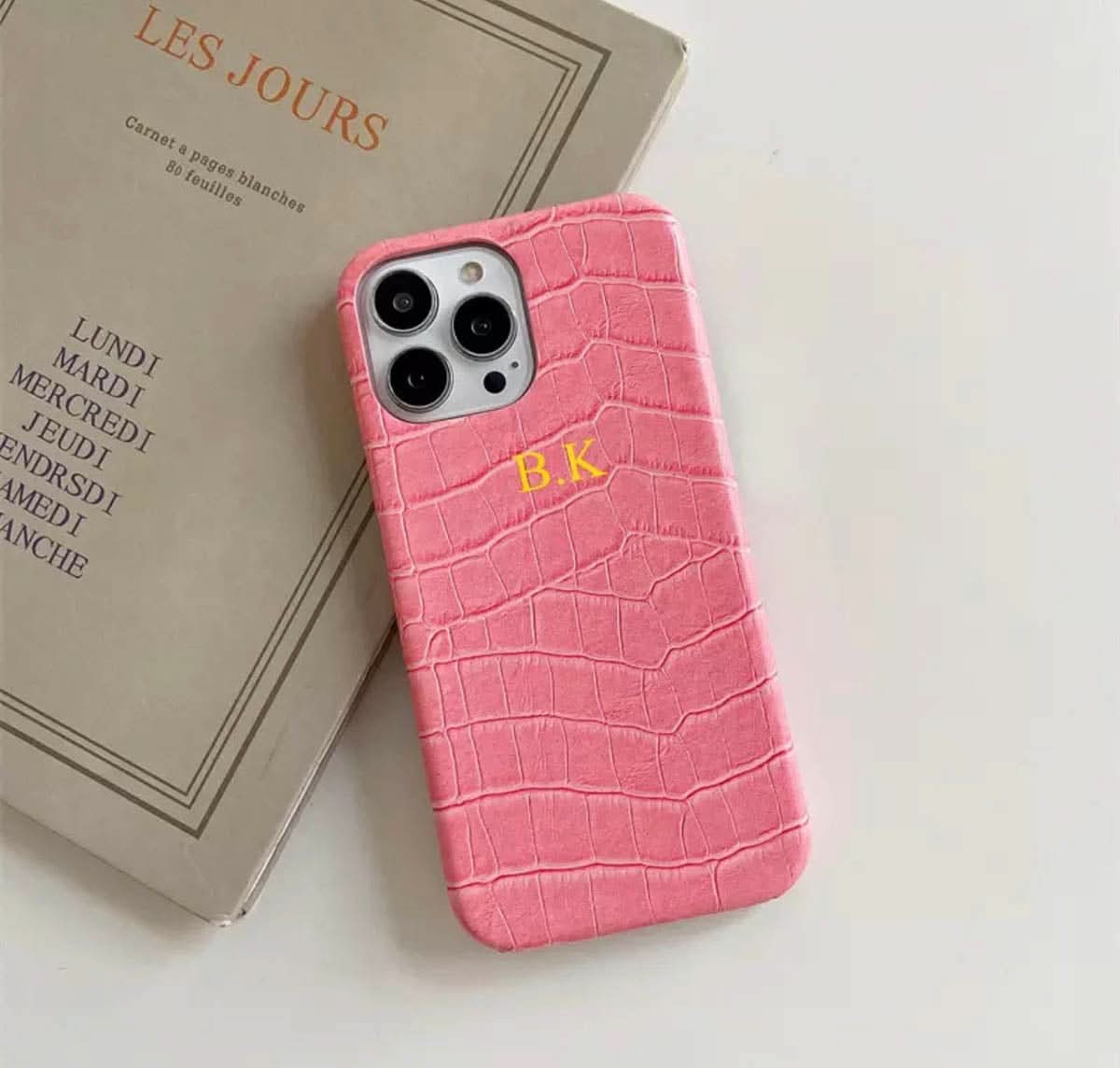 Funda para iPhone Milan de Maison Caviar, protección elegante en cuero con detalles de calidad, vista frontal del producto.