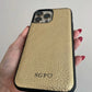 Funda para iPhone Bari de Maison Caviar, protección de alta calidad en diseño elegante, vista frontal del estuche.