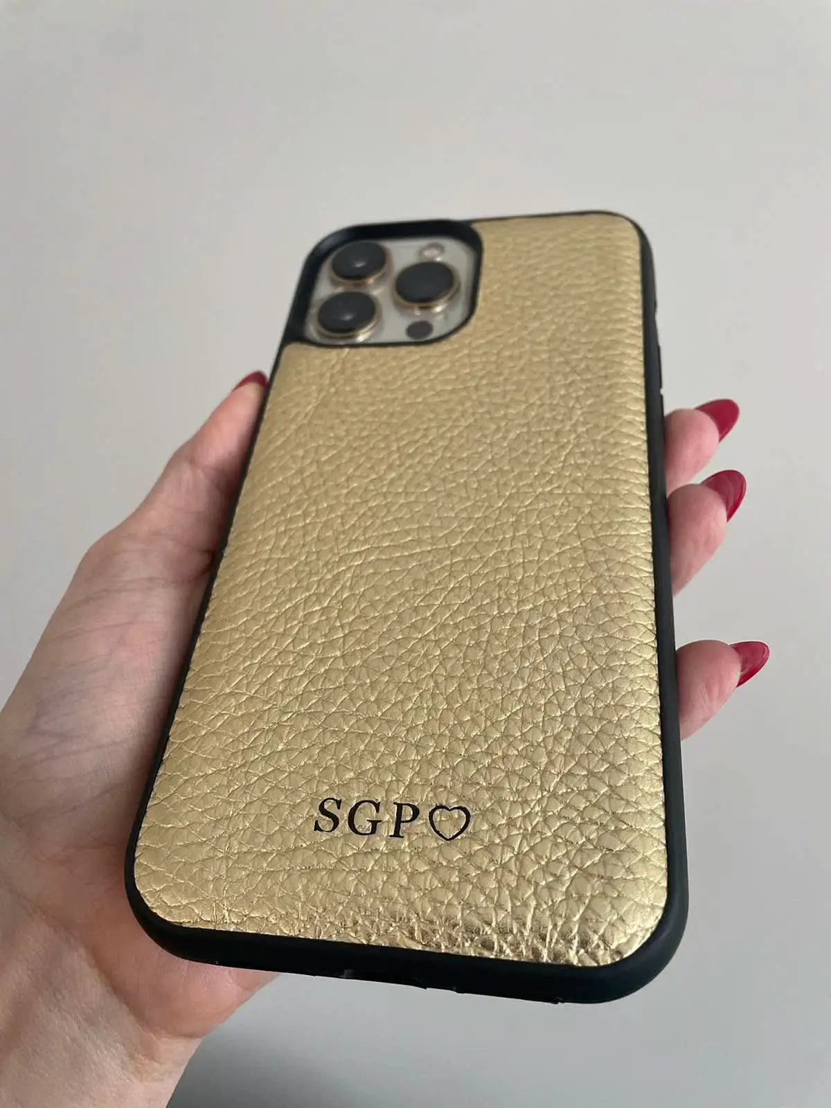 Funda para iPhone Bari de Maison Caviar, protección de alta calidad en diseño elegante, vista frontal del estuche.