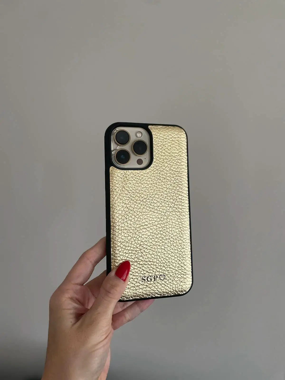 Funda para iPhone Bari de Maison Caviar, protección elegante con diseño en la imagen.