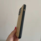 Funda para iPhone Bari de Maison Caviar, protección elegante en negro con detalles de diseño sofisticado.