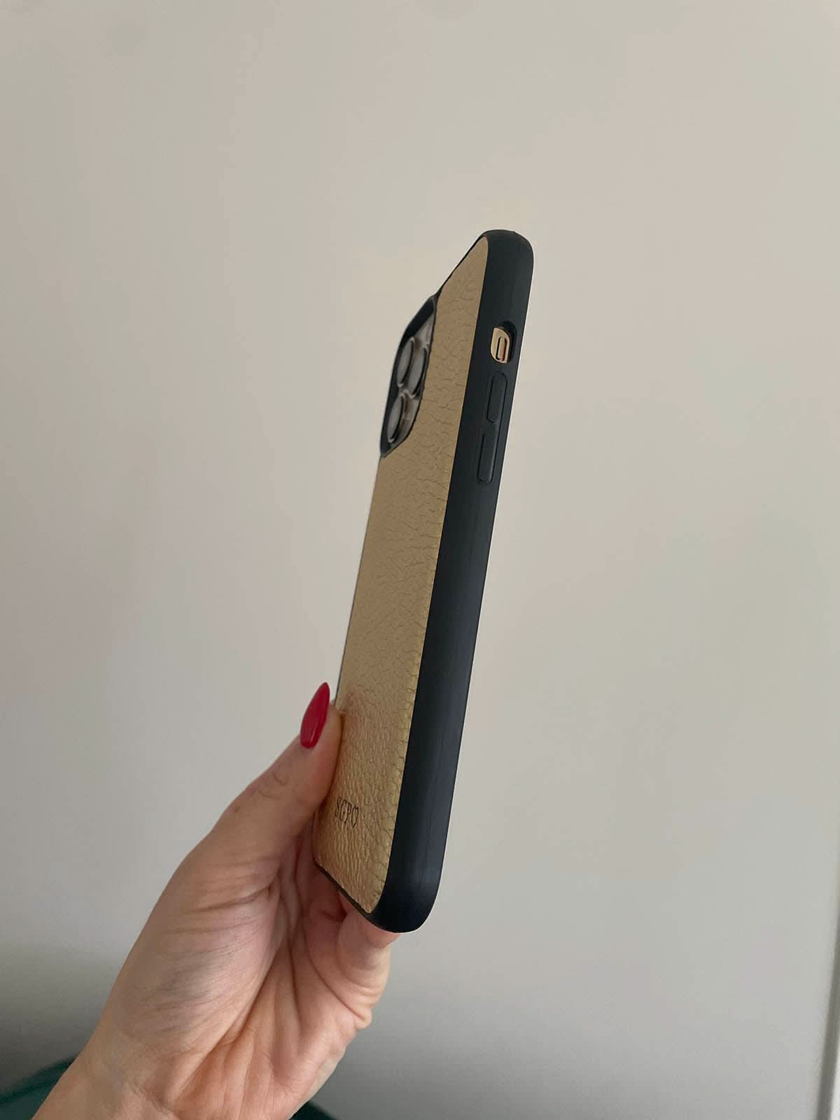 Funda para iPhone Bari de Maison Caviar, protección elegante en negro con detalles de diseño sofisticado.