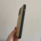 Funda para iPhone Bari de Maison Caviar, protección elegante en negro con detalles de diseño sofisticado.
