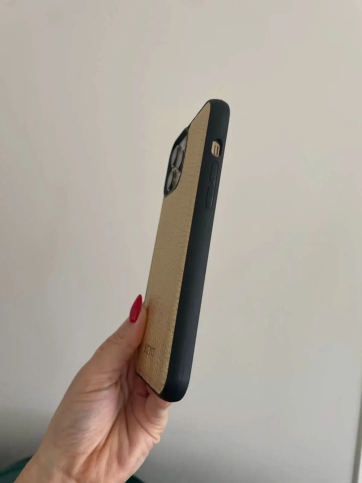 Funda para iPhone Bari de Maison Caviar, protección elegante en negro con detalles de diseño sofisticado.