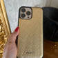 Funda para iPhone Bari de Maison Caviar, protección de alta calidad, diseño elegante y acabado en cuero.