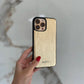 Funda para iPhone Bari de Maison Caviar, protección delgada y elegante en color negro con detalles en dorado.