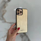 Funda para iPhone Bari de Maison Caviar, protección delgada y elegante en color negro con detalles en dorado.