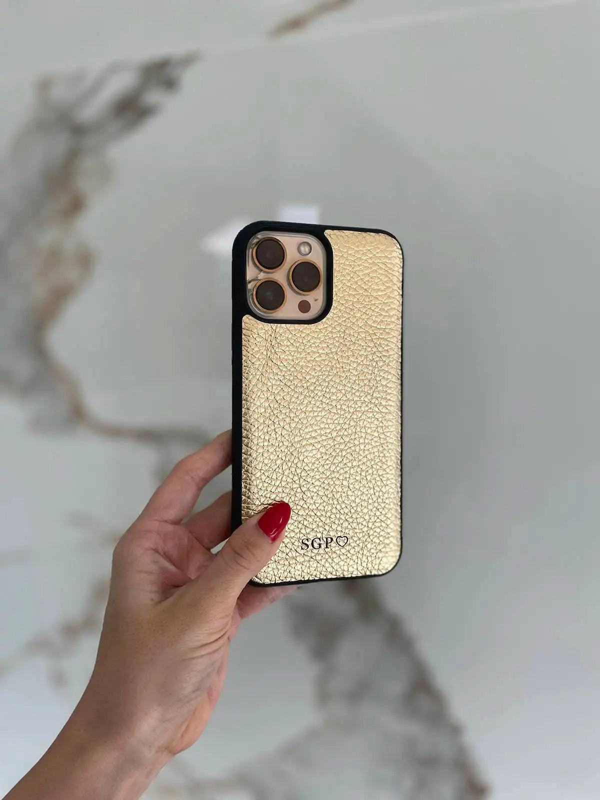 Funda para iPhone Bari de Maison Caviar, protección delgada y elegante en color negro con detalles en dorado.