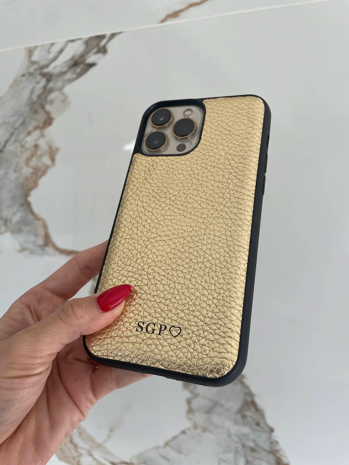 Funda para iPhone Bari de Maison Caviar, protección elegante en color negro con detalles de lujo y acabado de alta calidad.