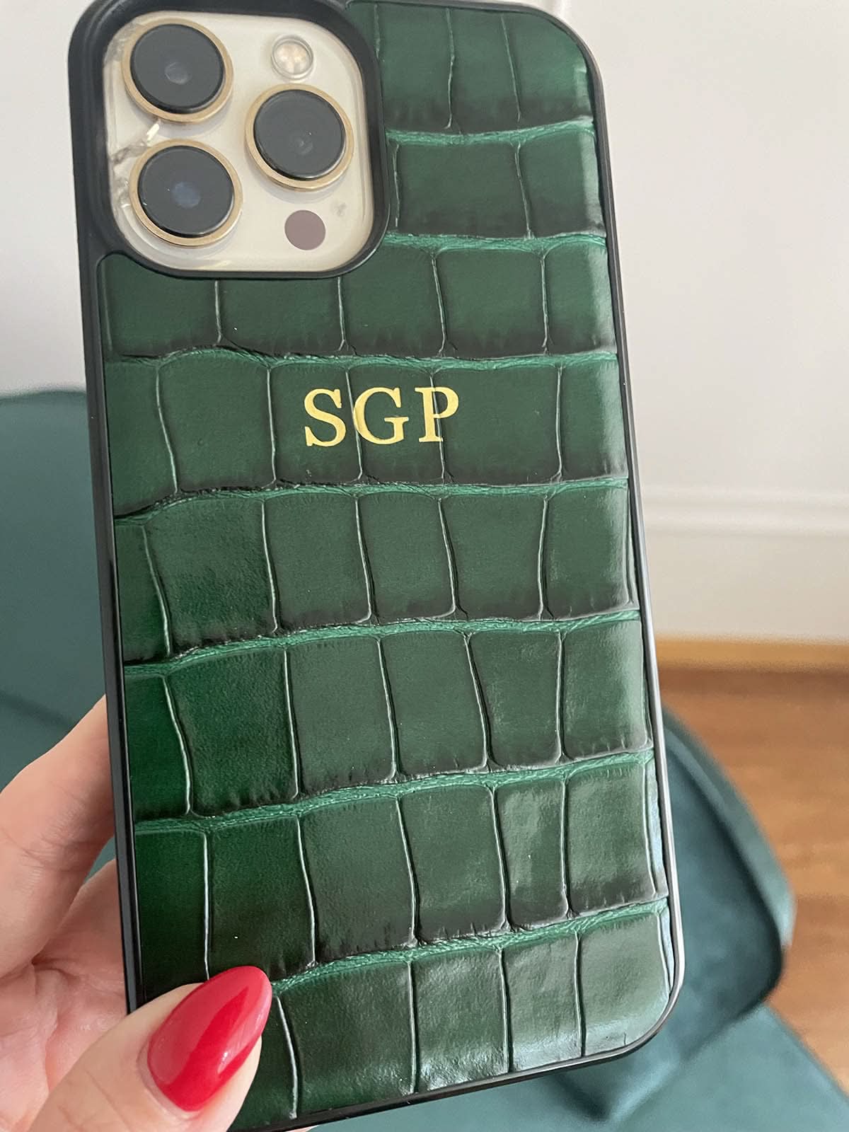 Funda para iPhone Siena de Maison Caviar, protección elegante en cuero con detalles finos, vista frontal en color negro.