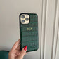 Funda para iPhone Siena de Maison Caviar, protección elegante en cuero con detalles en dorado sobre fondo oscuro.