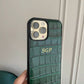 Funda para iPhone Siena de Maison Caviar, protección elegante en cuero con detalles refinados, vista frontal del diseño.