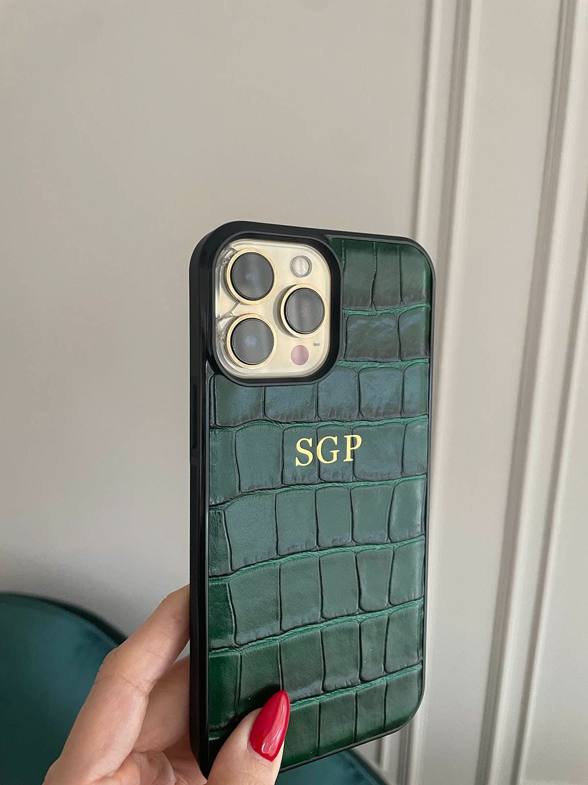 Funda para iPhone Siena de Maison Caviar, protección elegante en cuero con detalles refinados, vista frontal del diseño.