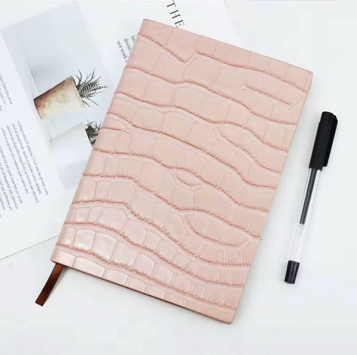Agenda Sicilia de Maison Caviar con diseño elegante y tapas duraderas, ideal para organización diaria.