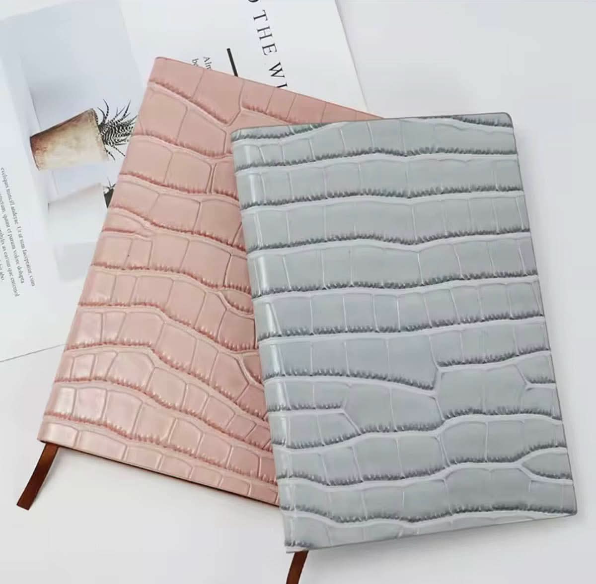 Agenda Sicilia de Maison Caviar, agenda anual con diseño elegante y tapa dura en colores vibrantes.