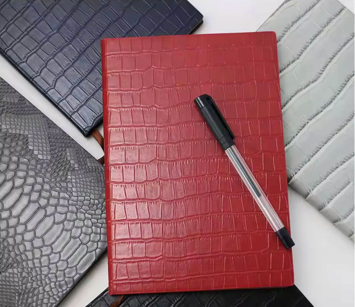 Agenda Sicilia de Maison Caviar con diseño colorido y páginas abiertas, mostrando su estilo y organización.
