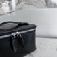 Maletín de maquillaje Maison Caviar Vanity Bag Gerard con compartimentos y diseño elegante, vista frontal en color negro