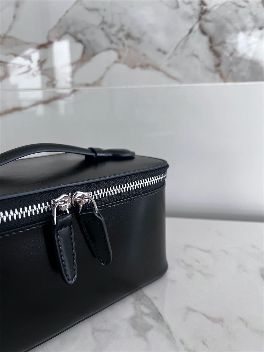 Maletín de maquillaje Maison Caviar Vanity Bag Gerard con compartimentos y diseño elegante, vista frontal en color negro