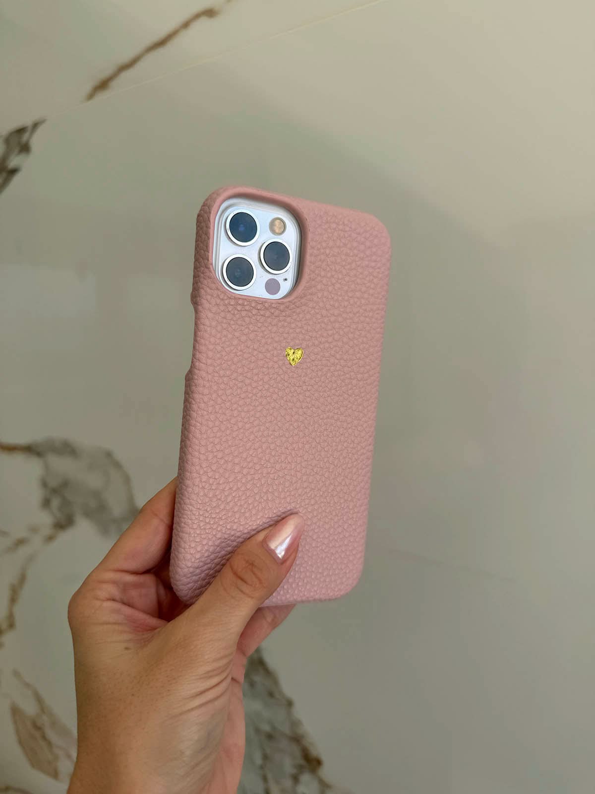 Funda para iPhone Pisa de Maison Caviar, protección en color negro con diseño elegante y detalles sofisticados.