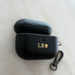Estuche para Airpods Maison Caviar Salem, resistente y elegante, con diseño compacto y detalles en negro y dorado.