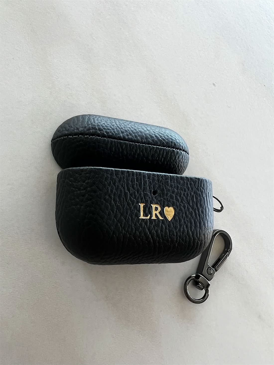 Estuche para Airpods Maison Caviar Salem, resistente y elegante, con diseño compacto y detalles en negro y dorado.