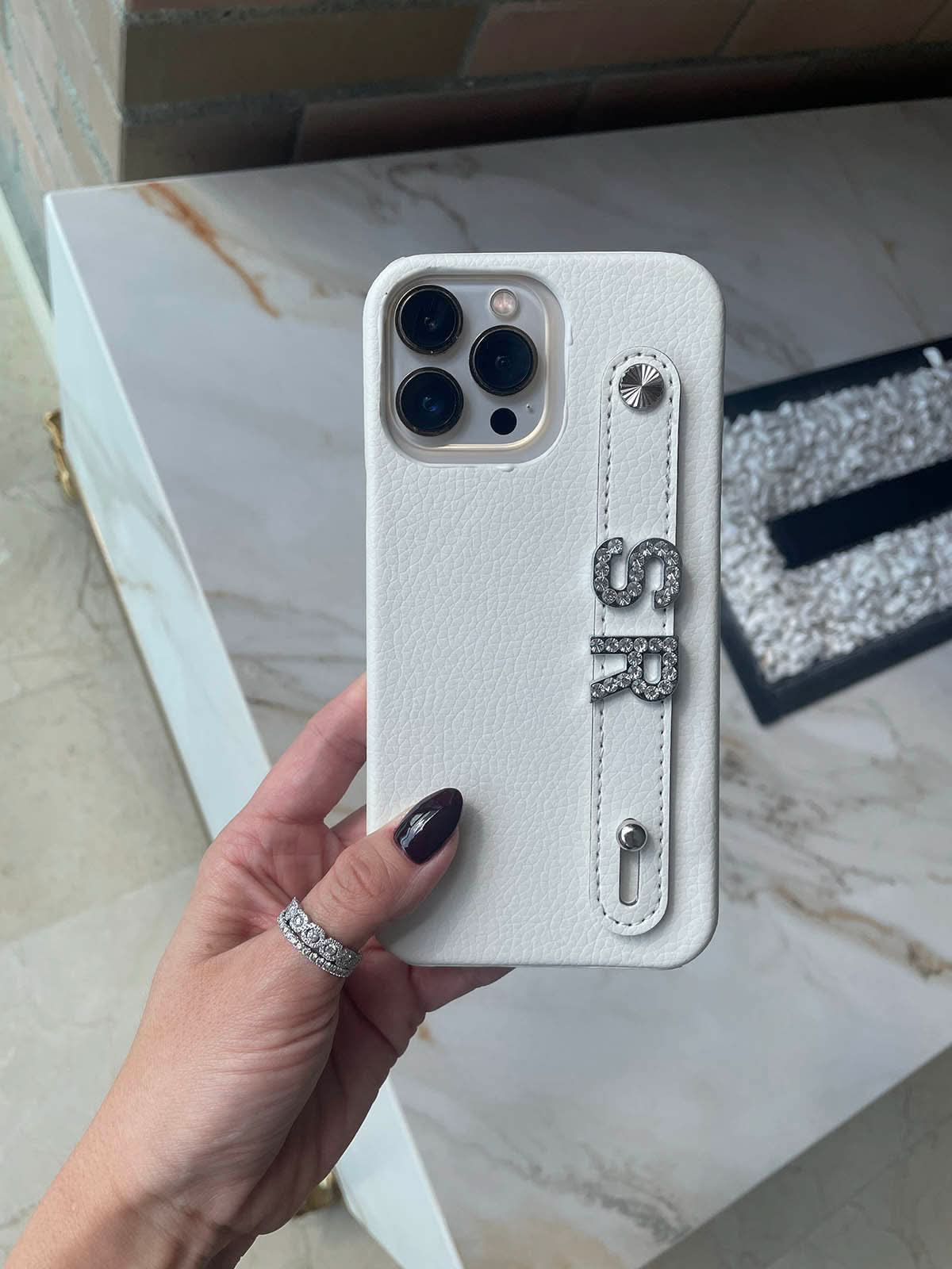 Funda para iPhone Celine de Maison Caviar, protección elegante en material de alta calidad, vista frontal del diseño.