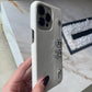 Funda para iPhone Celine de Maison Caviar, protección elegante en color neutro con detalles de diseño sofisticados.