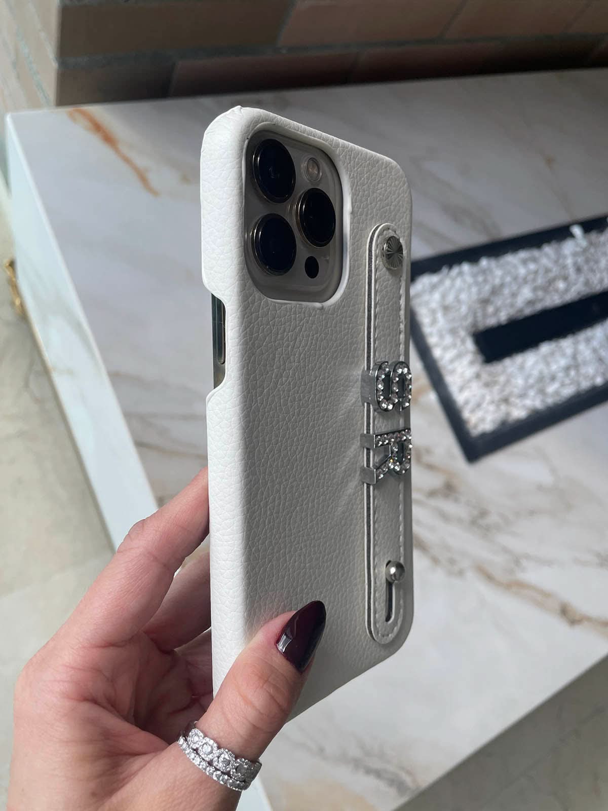 Funda para iPhone Celine de Maison Caviar, protección elegante en color neutro con detalles de diseño sofisticados.