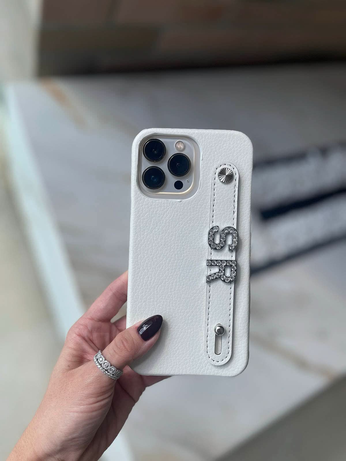 Funda para iPhone Celine de Maison Caviar, protectora y elegante, con detalles en cuero y diseño sofisticado visible en la imagen.