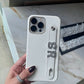 Funda para iPhone de Maison Caviar con diseño elegante de Celine, hecha de material resistente y de alta calidad.