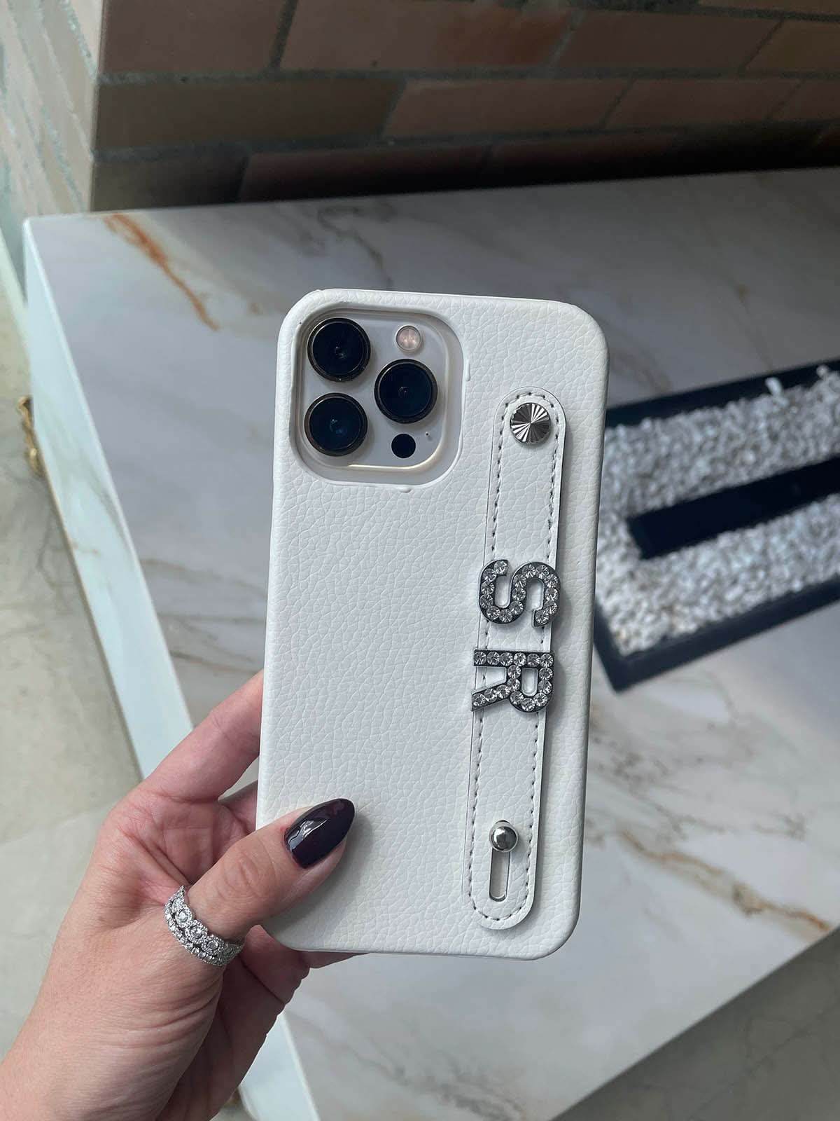 Funda para iPhone de Maison Caviar con diseño elegante de Celine, hecha de material resistente y de alta calidad.