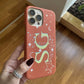 Estuche para iPhone Maison Caviar Alice con diseño elegante y detalles en la parte trasera, protección y estilo para tu móvil.