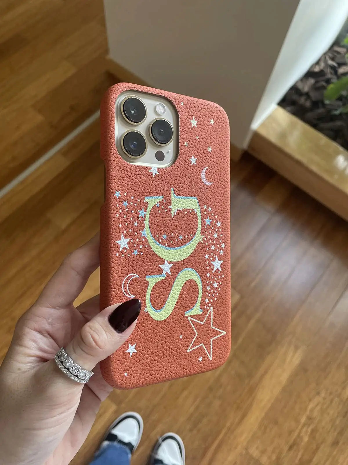 Estuche para iPhone Maison Caviar Alice con diseño elegante y detalles en la parte trasera, protección y estilo para tu móvil.