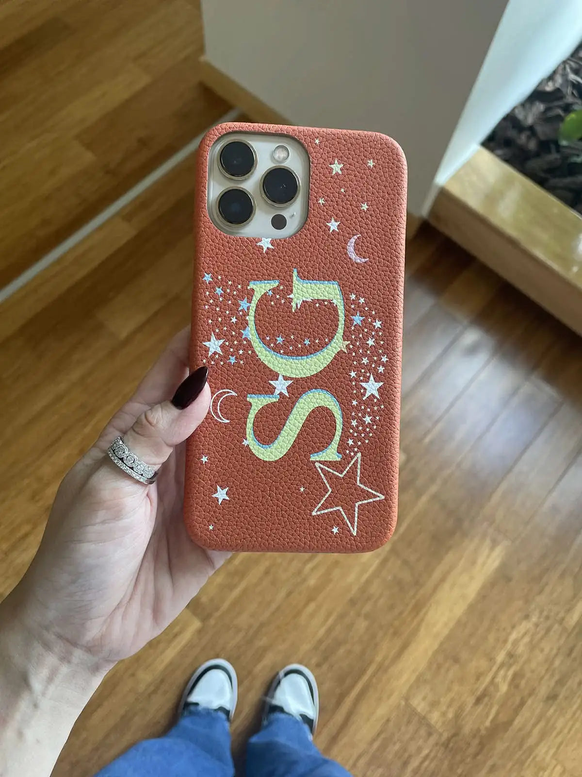 Funda para iPhone Maison Caviar Alice, protección delgada con diseño elegante en color claro, vista frontal del producto.