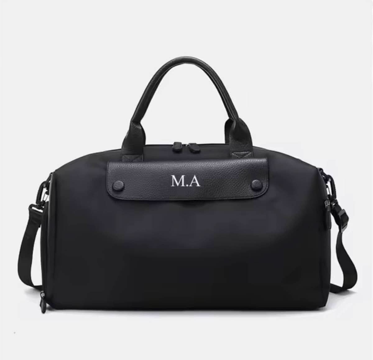 Bolso Salvatore de Maison Caviar, bolso de mano elegante en cuero con detalles metálicos, visible en la imagen.
