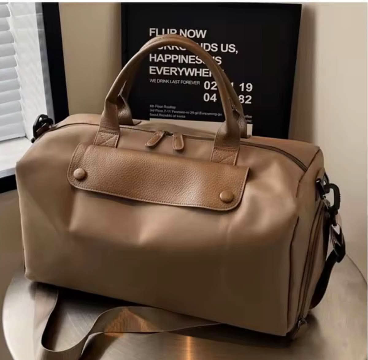 Bolso Salvatore de Maison Caviar, bolso de mujer en cuero con detalles elegantes y asa superior.