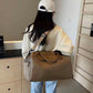Bolso Salvatore de Maison Caviar, bolso de mano negro con detalles en dorado y asa de cuero, estilo elegante y moderno.